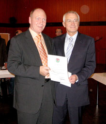 Wolfgang Cüppers übernimmt für die IG Erkrath vom Bürgermeister Arno Werner den Bürgerpreis 2007