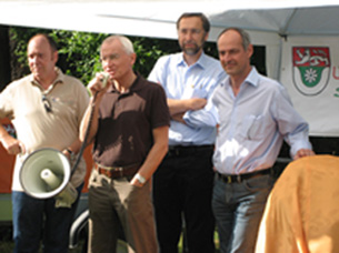IG Erkrath: Bürgerprotest in Stein gemeißelt (v. l. Wolfgang Cüppers, Arno Werner, Bernhard Osterwind, Detlev Ehlert,)