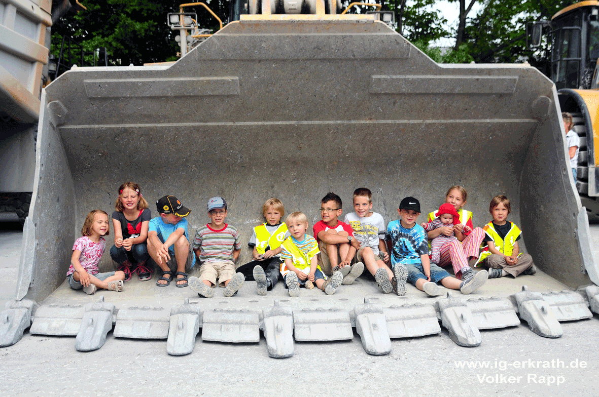Kinder in Radladerschaufel