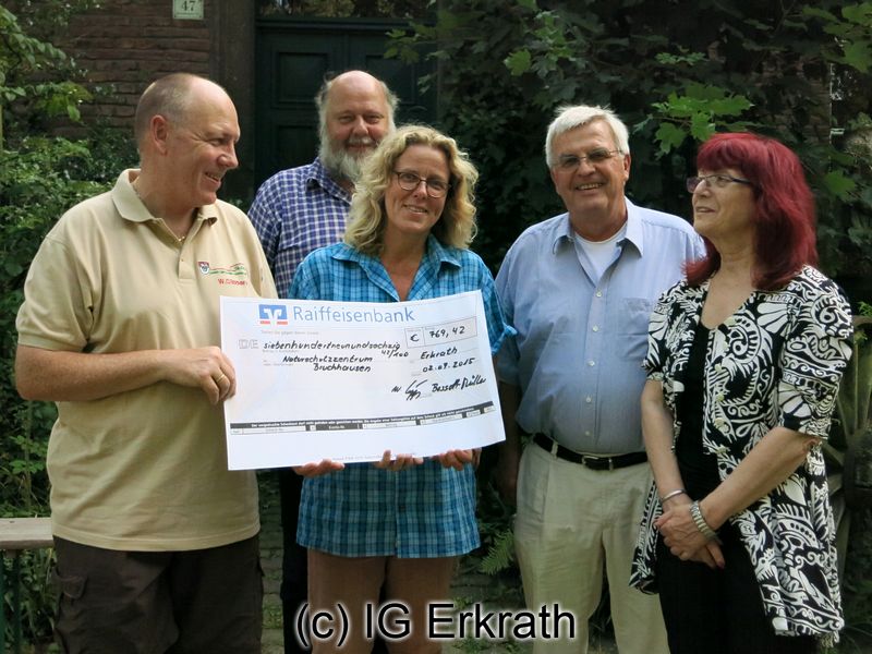 Scheckübergabe an Naturschutzzentrum Bruchhausen. v. l. Wolfgang Cüppers, Bernd May, Karin Blomenkamp, Wielfred Schmidt und Beate M. Bessoth-Müller